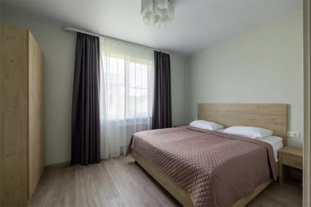 Трёхкомнатный коттедж 120 м² с двумя спальнями и террасой до 6 гостей: спальня