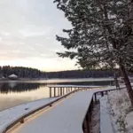 База отдыха Нептун-2 на Истринском водохранилище, общий вид: набережная зимой