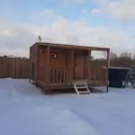 Дом-поезд Гномбург в Якушах, общий вид: баня на участке