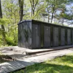 Глэмпинг Polyana Glamping на Куршской косе, общий вид: блок туалетов и душевых
