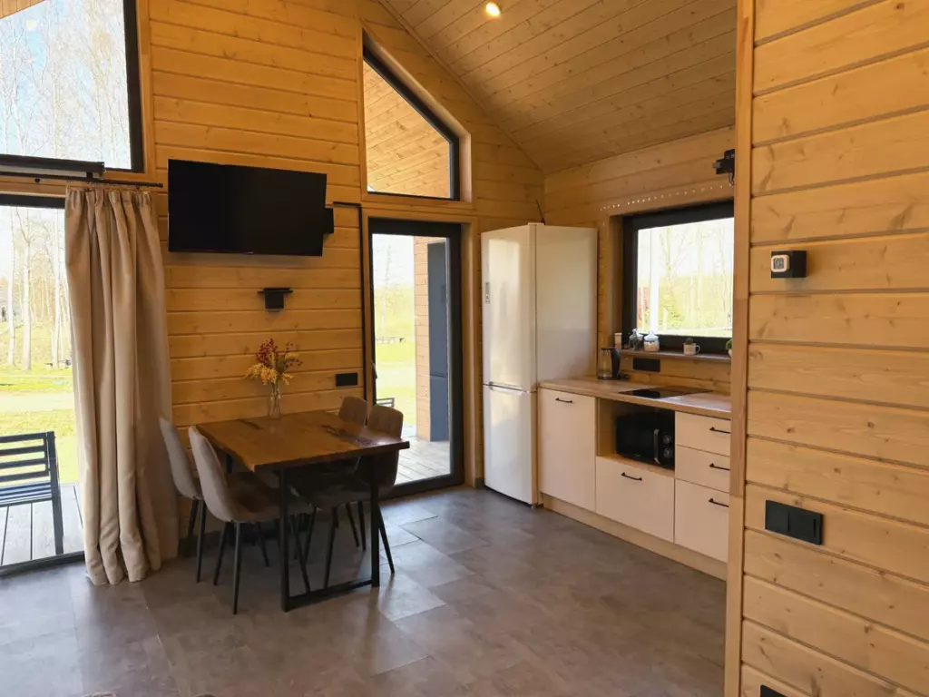 Barn Family с двумя спальнями и проектором для семьи до 6 гостей: кухня и обеденный стол