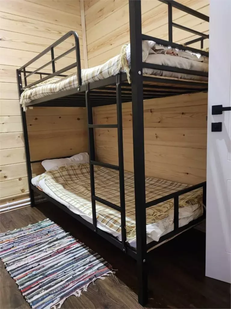 Барн-хаус «Таёжный» 130 м² с четырьмя спальнями до 12 гостей: двухъярусная кровать