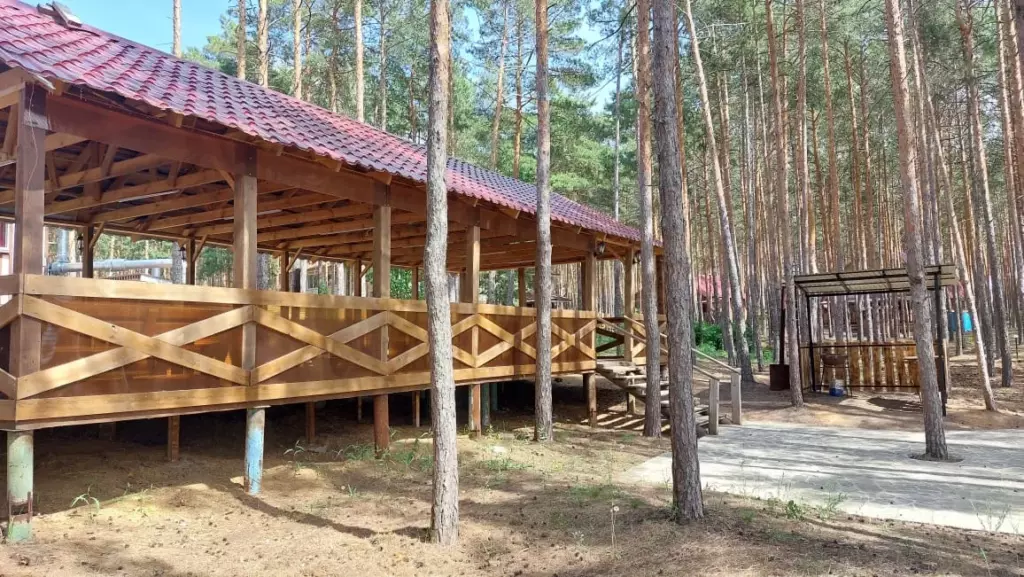 Крытая веранда с мангальной зоной в бору до 50 человек: вход на веранду