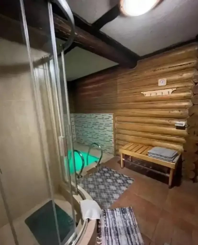 Трёхкомнатный коттедж 80 м² со своей баней до 7 гостей: душевая