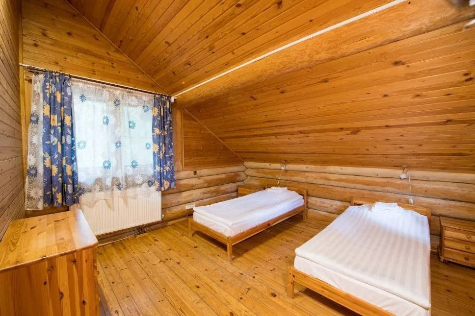 Коттедж «Дом Нептуна» 209 м² с камином и сауной до 8 гостей: спальня с раздельными кроватями