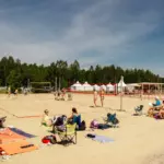 Парк отдыха Запольский берег на озере Запольском, общий вид: песчаный пляж