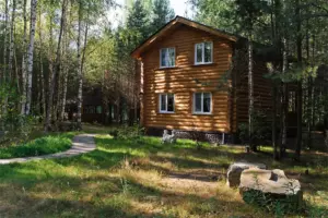 Двухэтажный коттедж 74 м² с гостиной и балконом до 8 гостей