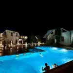 Отель Эдем в Гузерипле, общий вид: бассейн вечером