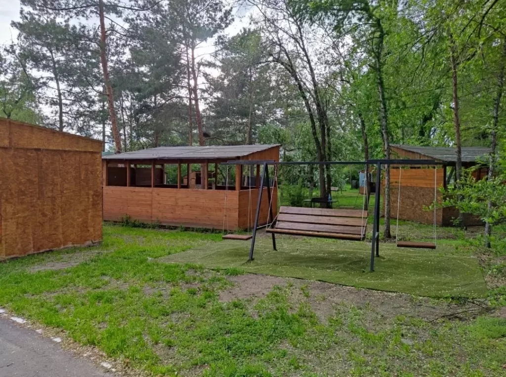 Беседка с мангалом и розетками до 20 человек, Семейный парк «Динамо» в Омске: беседки на поляне