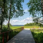 Экологичные дома Мох на Укшозере, общий вид: деревянная дорожка к озеру