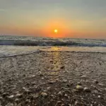 Глэмпинг Ожерелье моря в Орловке, общий вид: море у Орловки на закате