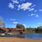 Курорт Снежный в Коробицыно, общий вид: ресторан у озера