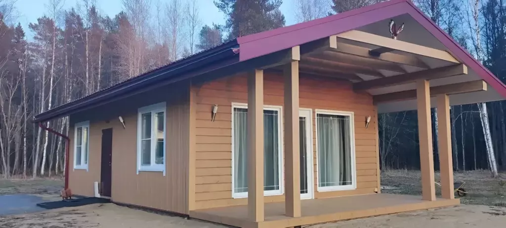 Дом Слава с собственной сауной и видом на воду до 4 гостей: фасад с крыльцом