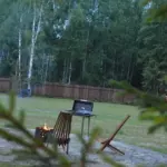 Влодеево: А-фреймы на берегу Шерны, общий вид: лужайка у домика
