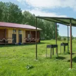 База отдыха Тихие зори у Увильдов, общий вид: дом и мангальный навес