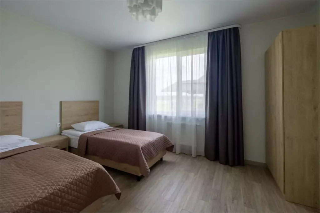Трёхкомнатный коттедж 120 м² с двумя спальнями и террасой до 6 гостей: спальня с двумя кроватями