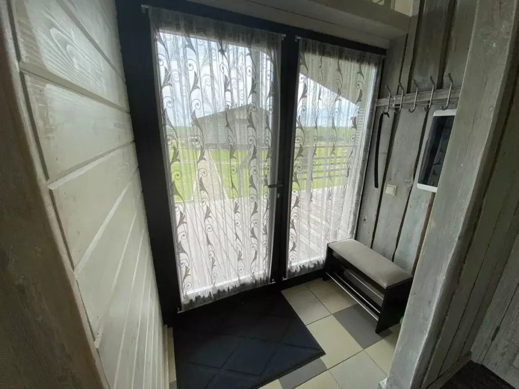 Домик Сканди 49 м² с террасой, двумя комнатами и мангальной зоной до 5 гостей: дверь на террасу