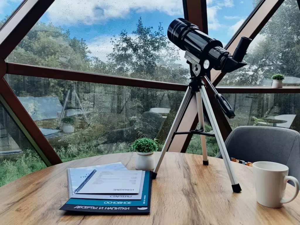 Дом-сфера с панорамным видом на Дубну и телескопом до 4 гостей: телескоп у окна