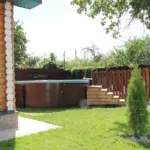 База отдыха Простоквашино в Ульяновске, общий вид: бассейн и чан у дома