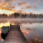 Lucky Lake Camping на озере в Собинском округе, общий вид: мостки на озере на рассвете