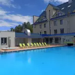 Курортный отель Крутики на озере Тургояк, общий вид: открытый бассейн у корпуса
