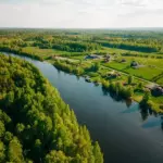 Экодеревня Чуньки на реке Суне, общий вид: река Суна и деревня
