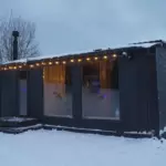 Дом «Гармония» с парной внутри и тёплой купелью до 4 гостей: дом с гирляндой зимой