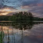 Загородный клуб Давинчи Парк у Борисовского озера, общий вид: озеро на закате