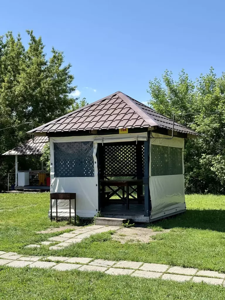 Беседки под черепичной крышей с мангалом до 10 человек