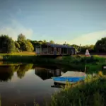 Lucky Lake Camping на озере в Собинском округе, общий вид: дома на берегу