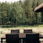 Rivendell: А-фреймы на реке в Архызе, общий вид: стол у реки