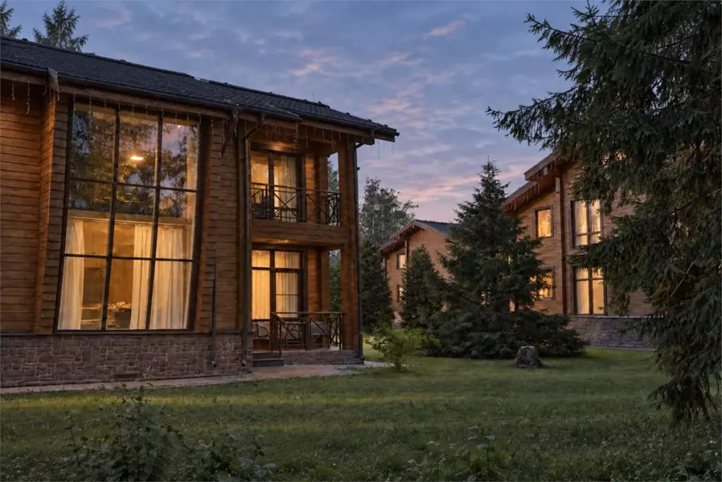 Вилла - двухэтажный коттедж 170 м² с тремя спальнями до 8 гостей: вилла вечером