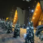 Глэмпинг Рай в Шалаше в Коробицыно, общий вид: домики зимним вечером