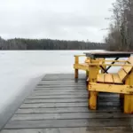 Гостевой комплекс Ламба-Сяндеба у лесного озера, общий вид: стол на причале зимой