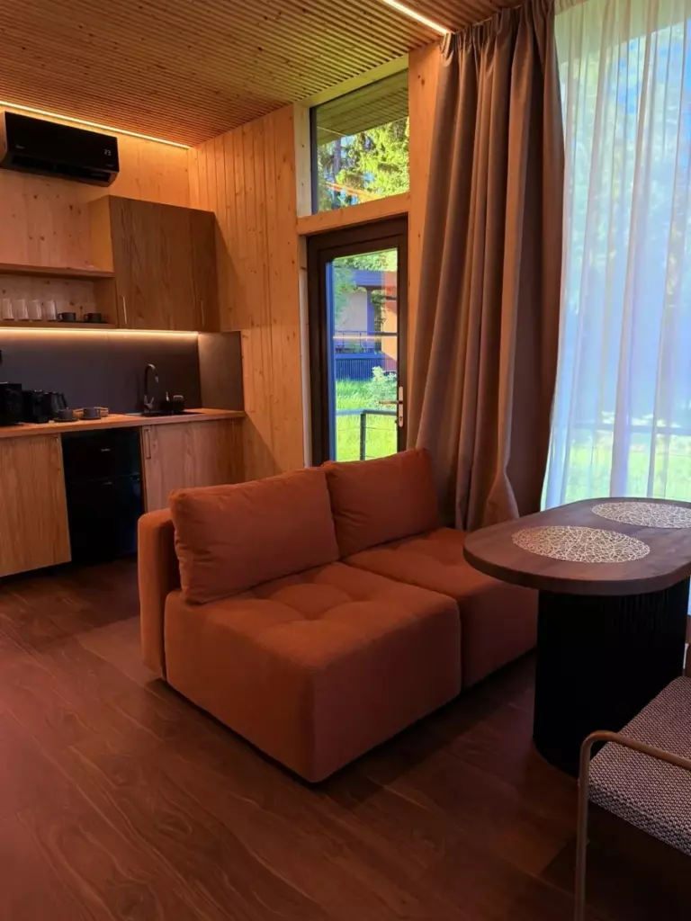 Дом «Кипарис» 55 м² из массива дерева с двумя спальнями до 4 гостей: гостиная с диваном