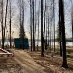 Туристическая деревня Поляна на реке Чусовой, общий вид: лес и река за домиками