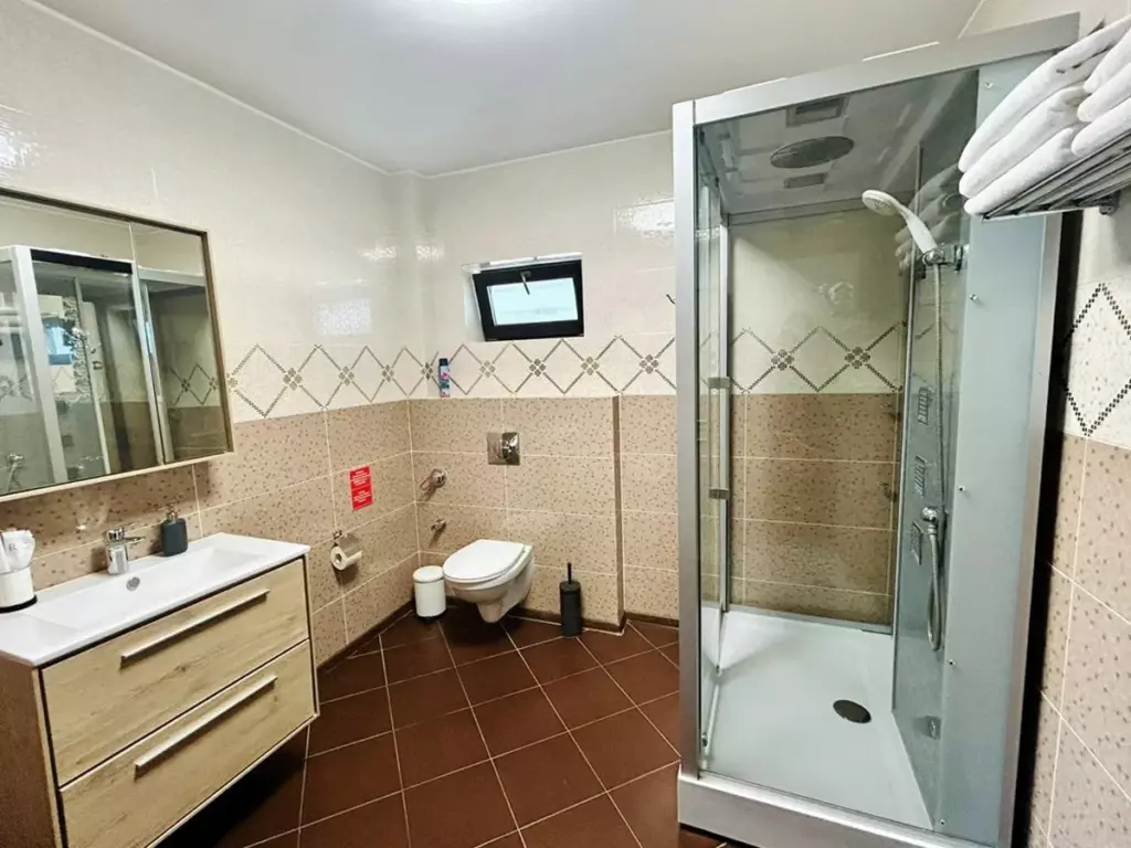 VIP-дом 195 м² на берегу озера с пятью спальнями до 12 гостей, Парк-отель «Яркое» на Вуоксе: санузел