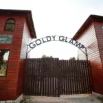 Глэмпинг Goldy Glamp в клубе Goldy Key, общий вид: въезд в Goldy Glamp