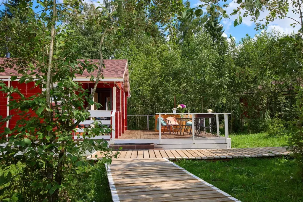 Дом «Романтика» 50 м² с кондиционером и камином до 4 гостей: дорожка к дому
