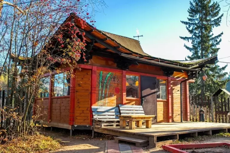 Китайская беседка с красными колоннами и камином до 40 человек