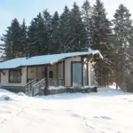 Загородный отель Кружево на берегу Ладоги, общий вид: коттедж среди сосен