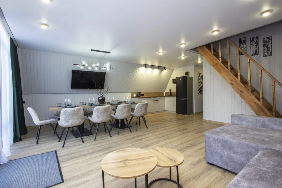 А-фрейм «Таинственный лес» 120 м² до 10 гостей: гостиная и лестница