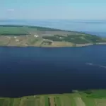 Глэмпинг ВолгаРядом в Мордове, общий вид: Волга и коса с высоты