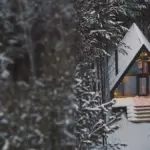 Лодж-отель Место под соснами под Емельяново, общий вид: А-фрейм зимой
