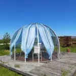 Глэмпинг КосмоСфера на Куршском заливе, общий вид: купольная беседка