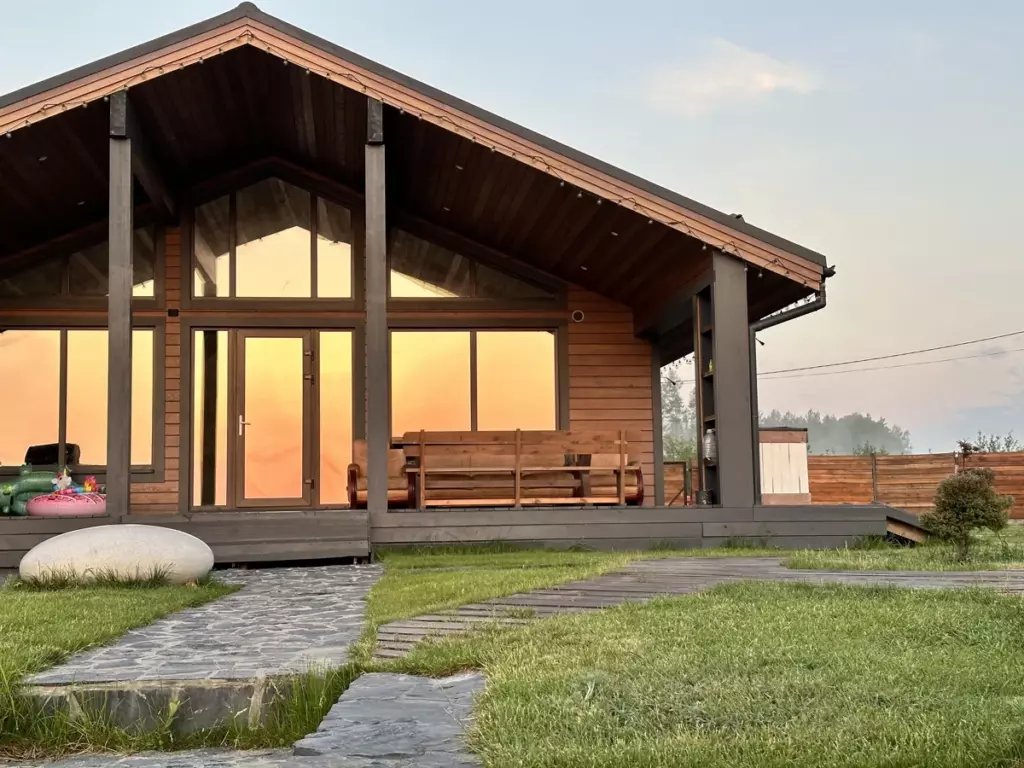 Дом House.dolina с баней-бочкой на пирсе до 12 гостей: дом на закате