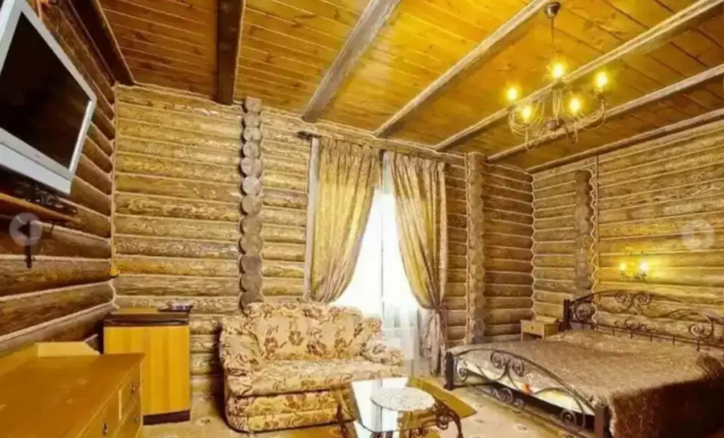 Трёхкомнатный коттедж 80 м² со своей баней до 7 гостей: спальня с диваном