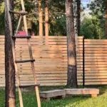 Домики Эхо леса в СНТ Горошинка, общий вид: двор за забором