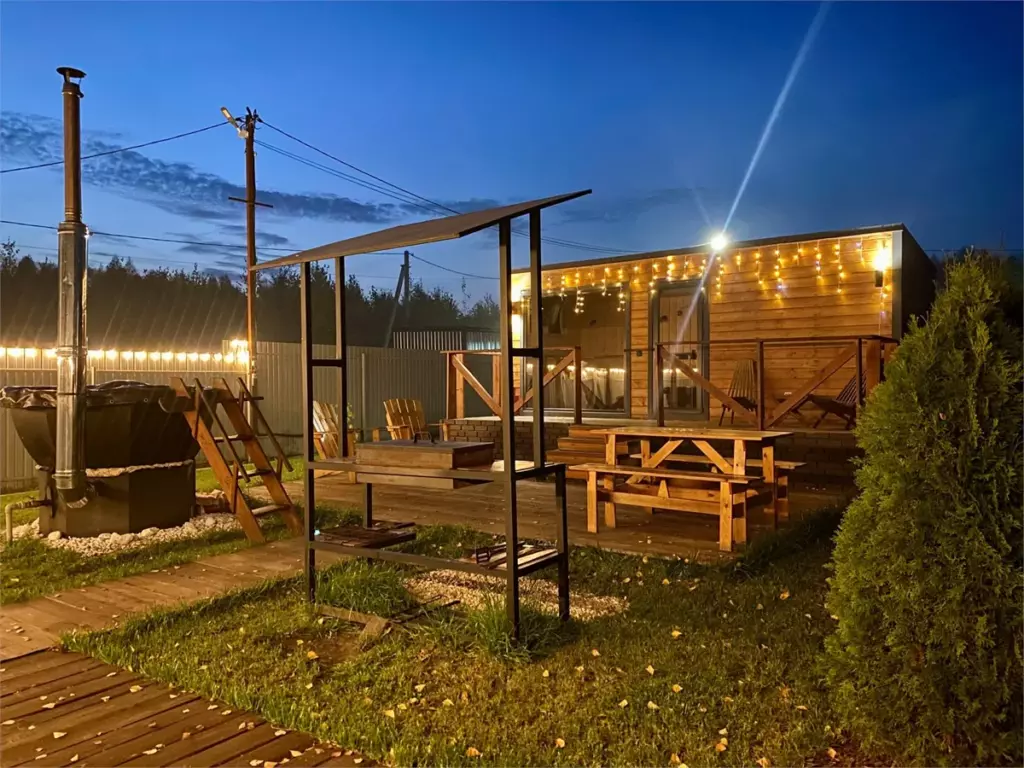 2 одинаковых домика 23 м² с панорамным окном и чаном до 3 гостей: домик вечером