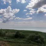 Глэмпинг Приморка Глэмп на Таганрогском заливе, общий вид: берег над морем